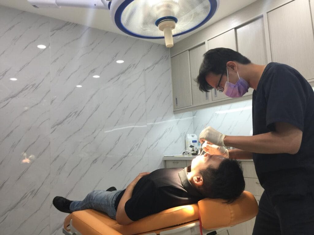 鼾聲如雷竟是呼吸中止症惹的禍 9 正顎手術後一個月回診,醫師檢查口內恢復狀況